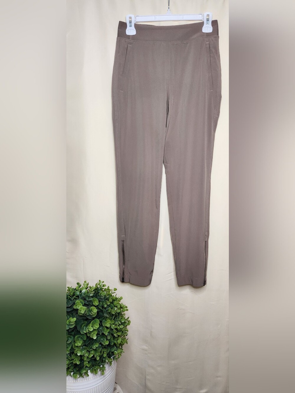 Athleta Brooklyn Heights High Rise Jogger. Size 0/ Waist 14/Rise 11/ Length 27.
